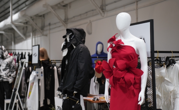 Смелость без хаоса: какие цвета привлекают и отпугивают удачу в год Огненной Лошади – советы стилиста