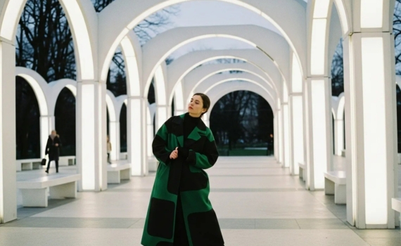 Шуба и джинсы: главный дуэт осени-2025 от Кейт Мосс и Кэрри Брэдшоу – как носить в реальной жизни