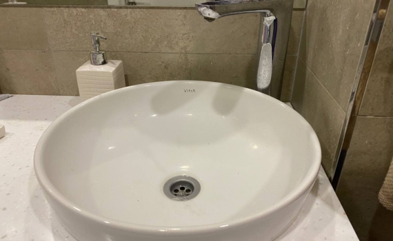 Надоело жить с забитой раковиной? Не звоните сантехнику — устраните медленный слив за 10 минут Надоело жить с забитой раковиной? Не звоните сантехнику — устраните медленный слив за 10 минут